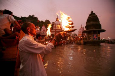 Kutsal aarti 'yi namaz sırasında taşıyan rahipler, Har Ki Pauri' nin anlamı Tanrı 'nın ayak sesleri Ganga, Uttaranchal, Hindistan' daki en kutsal Haridwar Ghat 'ı olarak kabul edilir. 