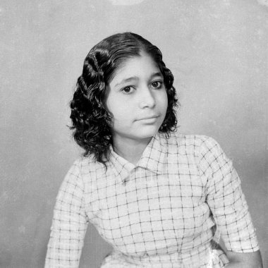 1900 'lerin klasik siyah beyaz stüdyo portresi. Kısa saçlı Hintli bir kız. 1940' ların Hindistan 'ı.