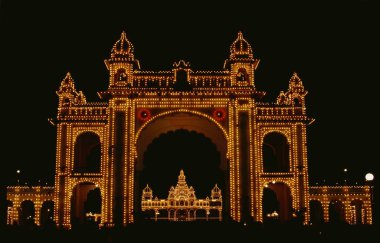 Aydınlatılmış Mysore Sarayı, Mysore, Karnataka, Hindistan 