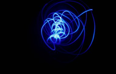 Siyah arkaplanda soyut neon parlayan çizgiler 