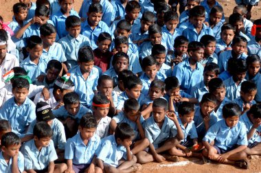 Bassapur köyü okulunun öğrencileri Cumhuriyet Günü kutlamaları için okul kampüsünde bekliyorlar, Bassapur köyü, Belgaum bölgesi, Karnataka, Hindistan 