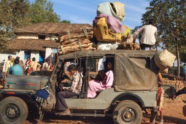 İnsanlar jipte, şapka pazarında, bastar, chhattisgarh, Hindistan, Asya 