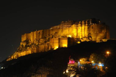 Mehrangarh kalesi gece görüşünde farklı renkte aydınlatma, Jodhpur, Rajasthan, Hindistan