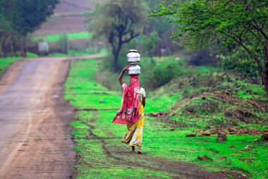 Kafasında saksı taşıyan kadınlar, Shahapur, Thane, Maharashtra, Hindistan 4 Temmuz 2009