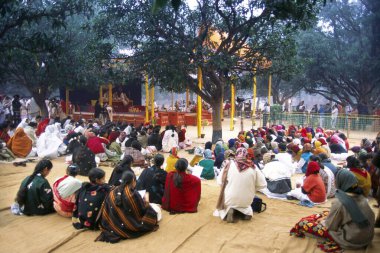 Shantiniketan, dinleyicilerle toplantı sahnesi, Batı Bengal, Hindistan