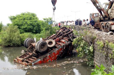 Vikhroli, Mumbai, Maharashtra, Hindistan yakınlarındaki Doğu Ekspres yolunda kamyon kazası..