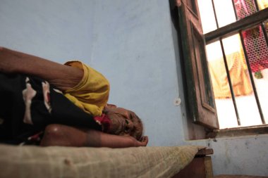 Varanasi Uttar Pradesh Hindistan 'da Kashi Labh Mukti Bhawan' da Uyuyan Yaşlı Kadın 