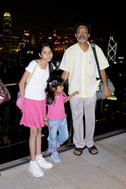 Baba ve kızları Victoria zirvesinin üstünde portre çiziyorlar. Hong Kong