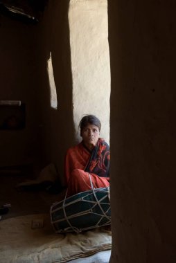 Evdeki Hintli kadın portresi. 