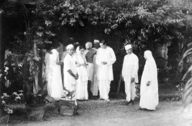 Ev sahibi Mahatma Gandhi, Sumati Morarjee, Juhu Sahili; Mayıs 1944; Hindistan