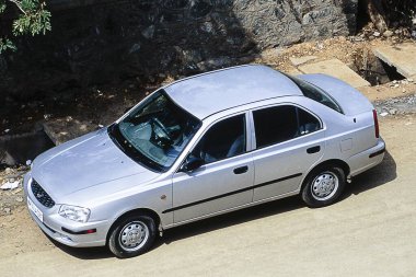 Hyundai Aksanı 'nın arabası Mumbai, Hindistan ve Asya' da park halinde. 