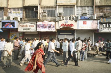 İnsanlar Borivali tren istasyonu Bombay Mumbai, Maharashtra, Hindistan yakınlarındaki yolda acele ediyorlar. 