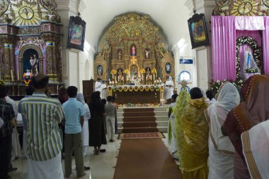 St. Marys Kilisesi 'ndeki tespih günü kutlaması. 1463 yılında Vechoor Muthiamma, Hindistan' da Vechoor Muthiamma olarak anılır. 