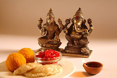 Diwali Deep Awali festivali, shree lakshmi puja tanrı ganesh ile sunulan şekerler, Hindistan 