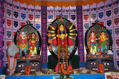 Durga puja 'da Kartikeya ganesha ve lakshmi saraswati heykelleriyle Durga kil modeli 