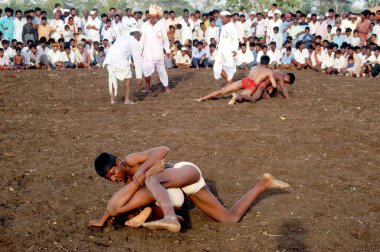 Bassapur köyü, Belgaum ilçesi, Karnataka, Hindistan 'da geleneksel Hindu tanrıçası Laxmi yatra festivali vesilesiyle bir güreş müsabakası düzenlenmektedir.