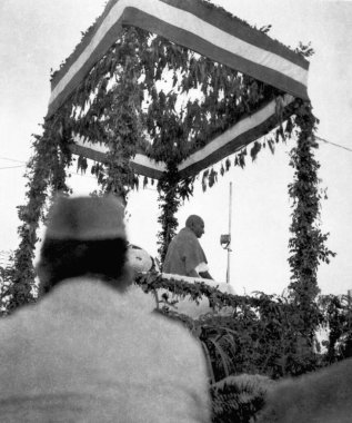 Mahatma Gandhi Bengal 'de bir toplu toplantıda, 1945 HAYIR