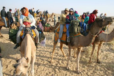 Sam Thar çölündeki safari kum tepelerinde deve sürüşü, Jaisalmer, Rajasthan, Hindistan