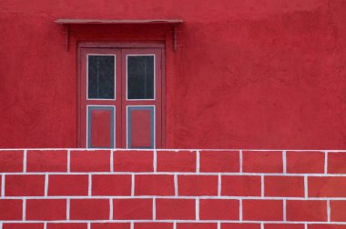 Pencereli kırmızı tuğla duvar 