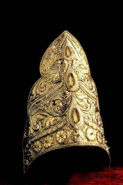 Altın Greedam tanrı başlığı siyah arka planda