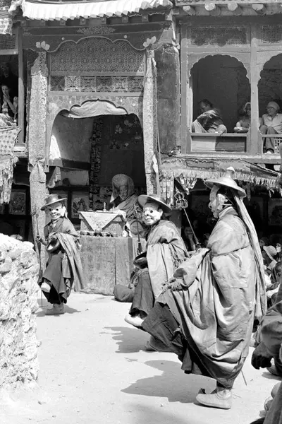 Üç maskeli adam Hemis Gompa Ladakh, Jammu ve Kashmir 'de dans ediyor. 