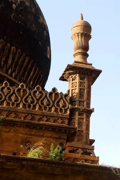 stock image A mosque of Adilshai times, gumbaz at lower level, officer Abdul Aziz raised arch in memory of his wife, Badami, Karnataka, India 