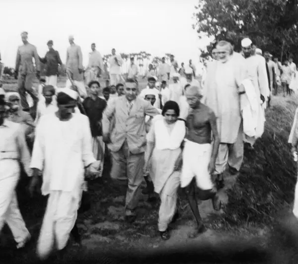 stock image Mahatma Gandhi and others on his march through the riot stricken areas of Bihar, 1947, Mridulabehn Sarabai, behind Mahatma Gandhi Khan Abdul Gaffar Khan, India    