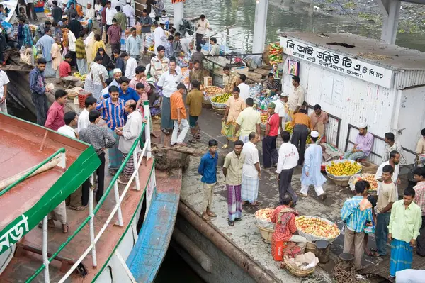 İnsanlar Sadarghat Tekne Terminalinden iniyor, Dhaka, Bangladeş 