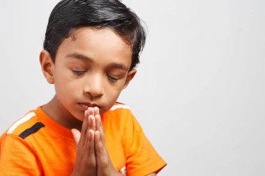 Genç çocuk, el ele, avuçlar kapalı.  