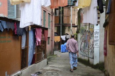 Adam şeritte yürüyor, Kolkata, Batı Bengal, Hindistan, Asya