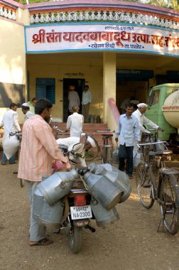 Pune, Maharashtra, Hindistan yakınlarındaki Ralegaon Siddhi 'de süt üreticileri kooperatif toplum 