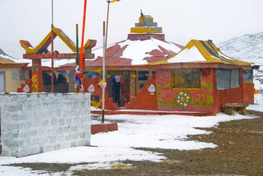 Gurudongmar Gölü 'ndeki Gurudwara Tapınağı; Sikkim; Hindistan