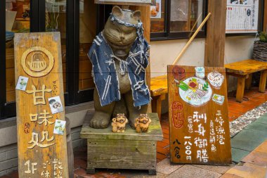 Restoran günü menüsünü gösteren pankartlar, kamakura, japan 