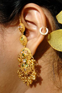 Kulak zinciriyle ve yeşil yapraklı saç stiliyle, Bombay Mumbai, Maharashtra, Hindistan