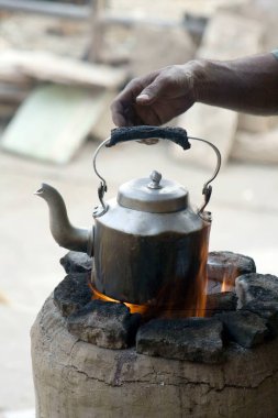 Kömür ateşinde çay demliği