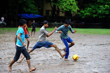 Çocuklar Yağmurda Futbol Oynuyor 