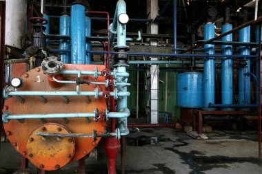 Sangli, Maharashtra, Hindistan 'daki şeker fabrikasında makineler.