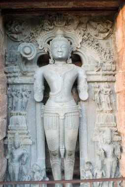 13. yüzyıl Güneş Tapınağı 'nın duvarına oyulmuş Vedic Güneş Tanrısı Surya ya da Arka heykeli, Güneş Dünya Mirası Anıtı' nın, Konarak 'ın, Orissa' nın ve Hindistan 'ın ruh halini tanımlar.