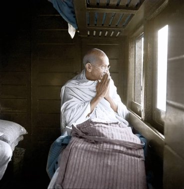 Mahatma Gandhi, 18 Kasım 1939 'da Allahabad, Uttar Pradesh, Hindistan, Asya' ya giden tren penceresinden insanları selamlıyor.