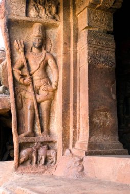 6. yüzyılın sonlarında inşa edilen mağaranın koruyucusu Badami, Karnataka, Hindistan 