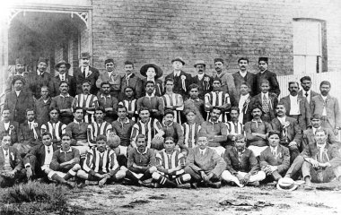 1913 'te Güney Afrika' da pasif direnişçilerden oluşan bir futbol takımı. Soldan altıncı sıra, Gandi ve sekreteri Bayan Sonia Schlesin.