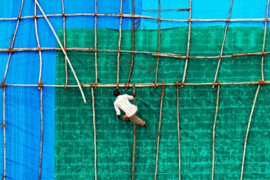 Pandala koruyucu yağmur örtüsü koyan işçiler; Bombay Mumbai; Maharashtra; Hindistan 1-Temmuz-2009