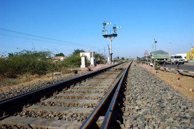 Meterjage demiryolu rayları ve sinyali, Gujarat, Hindistan 