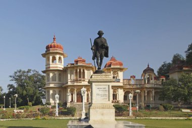 Mahatma Gandhi heykeli ve miras Saraswati Bhuwan kütüphanesi müzesi, Udaipur, Rajasthan, Hindistan 