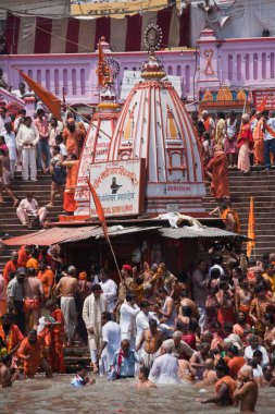 Ganga nehrine dalan fanatikler Haridwar Uttarakhand Hindistan Asya 