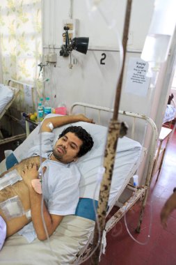 Sanjay Katar, 26 Kasım 2008 'de Bombay Mumbai, Maharashtra, Hindistan' da meydana gelen bombalı saldırılarda JJ hastanesinde tedavi gören vatandaşı yaraladı.   