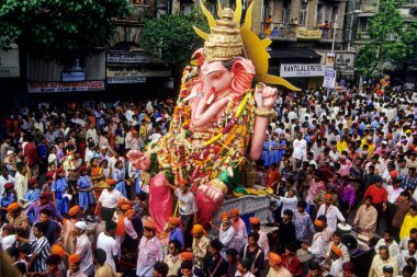 Ganesh ganpati festivali, Ganesh 'i batırmak için taşıyan insanlar, Girgoan, Chowpatty, Bombay mumbai, maharashtra, Hindistan 