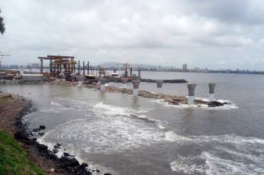 Bandra Worli Deniz Bağlantısı 'nın 8 şeritli görüntüsü Bombay, Maharashtra, Hindistan