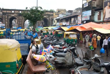 Pazar yeri araçları genç Darwaza, Ahmedabad, Gujarat, Hindistan 'da muson mevsiminde park halindeler. 