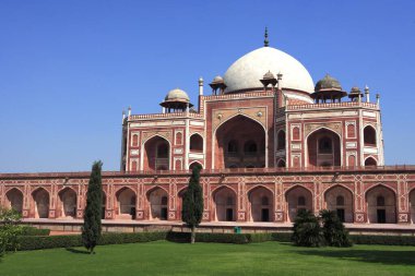 Humayun 'un mezarı 1570' te Hint Yarımadası 'nın İran mimarisi, Delhi, Hindistan UNESCO Dünya Mirası Bölgesi' ndeki ilk kırmızı kumtaşı ve beyaz mermer mezarından yapıldı.